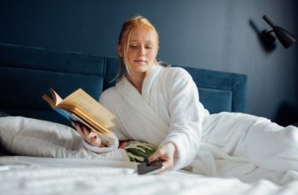 Blanchiment, coloration et teintures naturelles : quels sont les traitements les plus dommageables pour vos cheveux et quelles sont les alternatives existantes ?