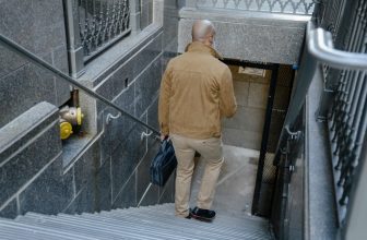 Quels sont les premiers symptômes de l’alopécie et quelles mesures peuvent être prises ?