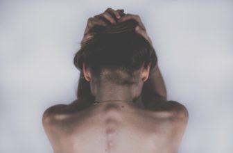 La pilosité faciale chez les femmes : pourquoi pousse-t-elle et comment faire disparaitre les poils ?